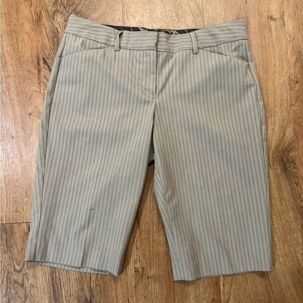 Express Editor Women’s Size 4 Bermuda Shorts Beige Pinstriped Pockets
